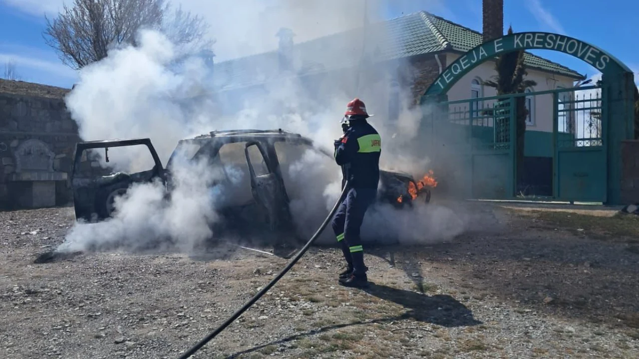 Hyri në teqe për të ndezur qiri, makina i përfshihet nga flakët në Kolonjë