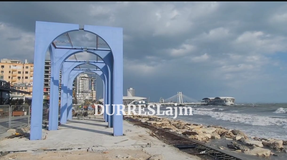 Erë e tërbuar dhe det i trazuar, çfarë po ndodh me punimet në shëtitoren “Taulantia” në Durrës (VIDEO)