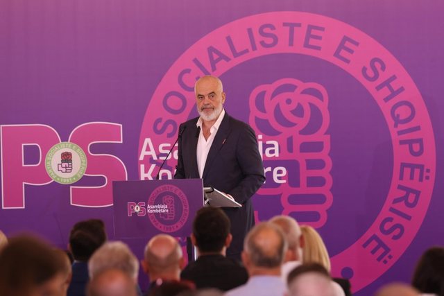 Rama mbledh sot deputetët e Tiranës në selinë e PS-së