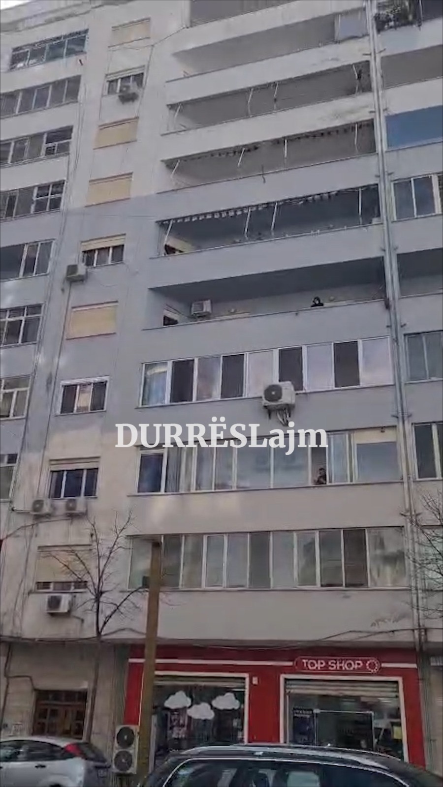 Erë e fortë në Durrës, shkëputet vetrata e një pallati në lagjen 3 (Video)