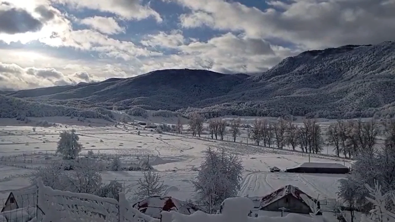 Dëbora pushton zonat malore të Elbasanit, deri në 25 cm trashësi në disa fshatra