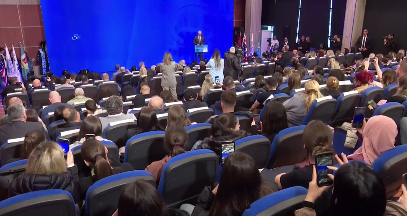 LIVE/ Universiteti i Durrësit nderon vëllezërit Berggruen, i pranishëm dhe kryeministri Rama