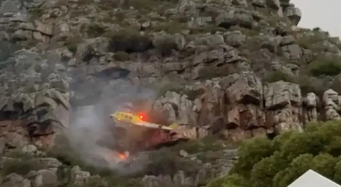 VIDEO/ Po përpiqej të shuante zjarrin, helikopteri përplaset me shkëmbinjtë dhe shpërthen në flakë!