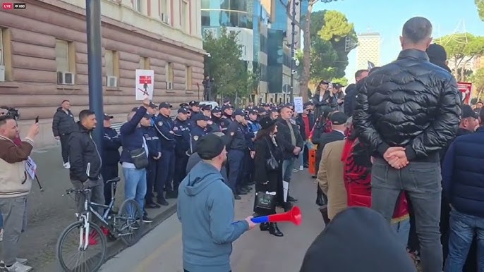 “Shqipëria Bëhet” nis protestën para Kryeministrisë, qytetarë dhe aktivistë kërkojnë largimin e qeverisë