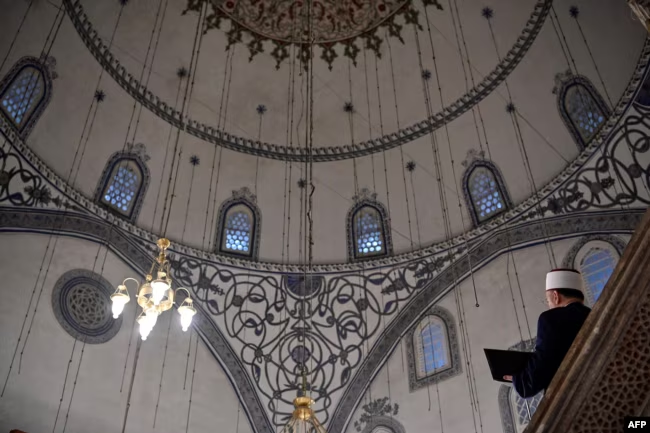 Kosova në frymën e Bajramit, xhamitë mbushen me besimtarë