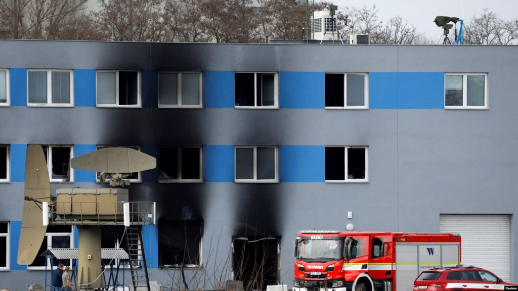 Zjarr misterioz në fabrikën e armëve në Çeki: sabotim apo sulm i fshehtë?
