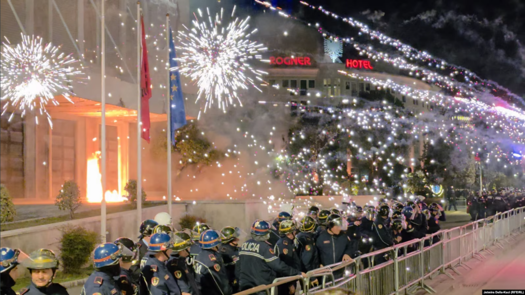 Kaos dhe përplasje, 14 protestues përfundojnë në pranga