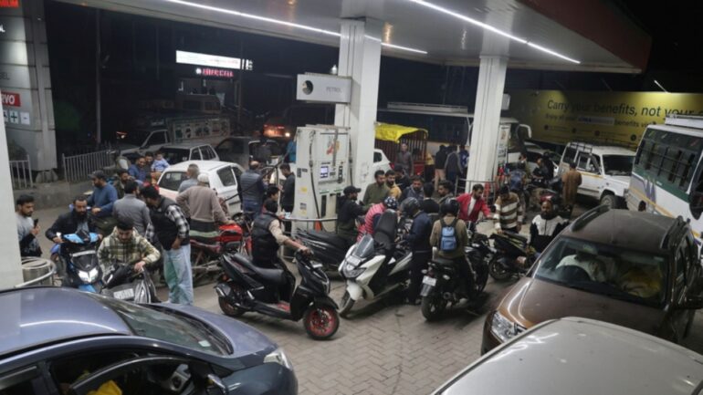 Kriza e karburantit në Indi shkakton radhë të gjata dhe dhunë në stacionet e benzinës, dy persona humbin jetën