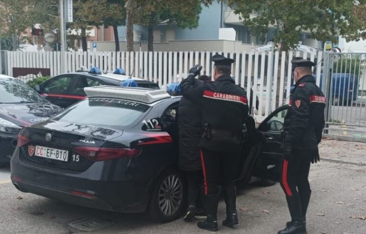 Shqiptari kapet duke trafikuar 2,5 kg kokainë, në makinë me të edhe një pakistanez