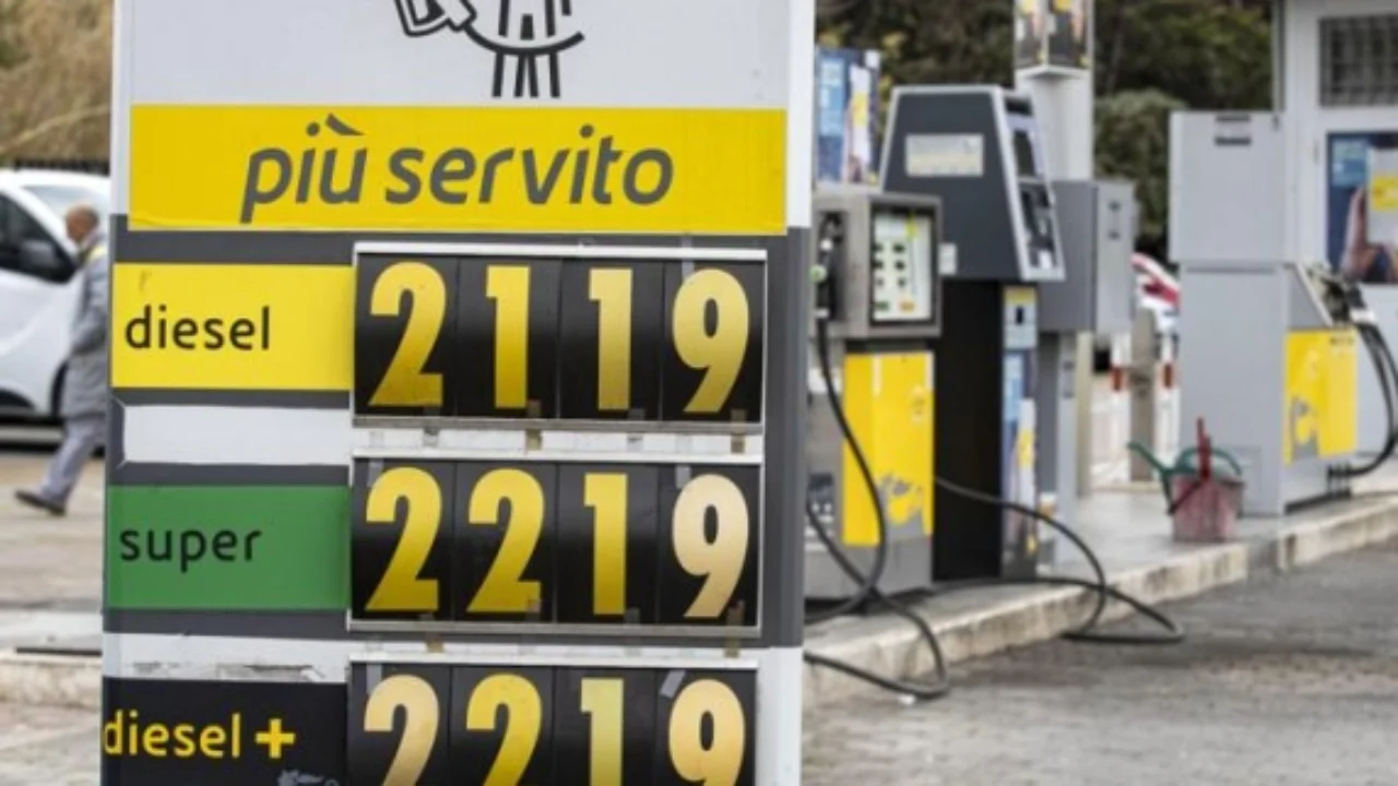 Tensionet në Lindjen e Mesme, qeveria italiane miraton dekretin për të frenuar rritjen e çmimeve të karburanteve për 20 ditët e ardhshme