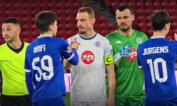 Ja çfarë nuk u pa në TV nga ndeshja Dinamo-Teuta, Daja nuk përmbahet me gjyqtarin: Ti e ke të shkruar në ballë o Laver, duket që nga larg