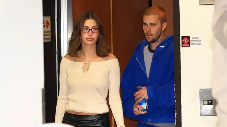 Justin Bieber përballet me paparacët pas darkës me gruan e tij, u hedh shishe uji