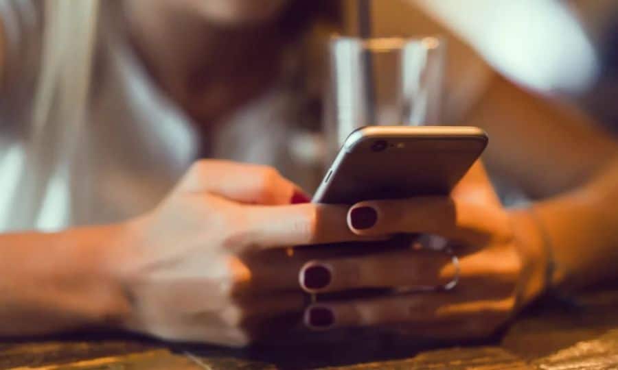 “Tërhiq kallëzimin për shoqen time”/ Kërcënoi të miturën, procedohet 17-vjeçarja në Korçë