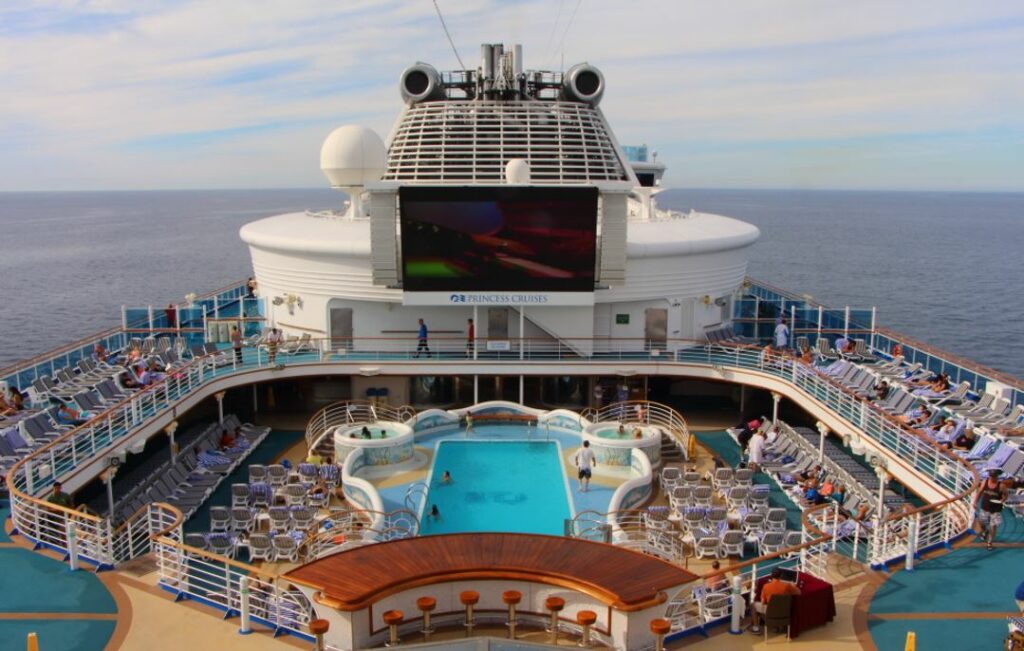 Kroçera gjigande vjen në brigjet e Sarandës (VIDEO)