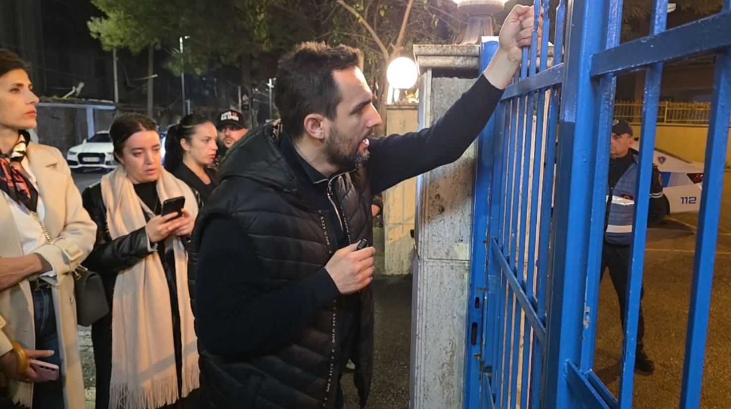 Përplasje mes policisë dhe mbështetësve të “Shqipëria Bëhet” te Kryeministria, arrestohet një aktivist! Lapaj shkon në komisariat