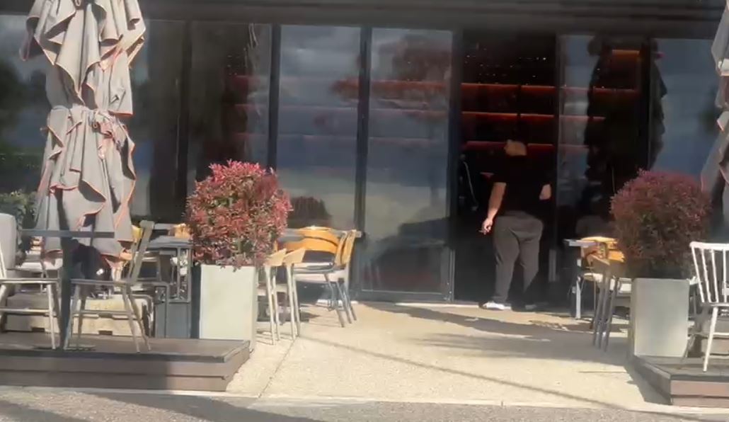 Pronari i një lokali goditet nga 3 persona, përfundon në spital