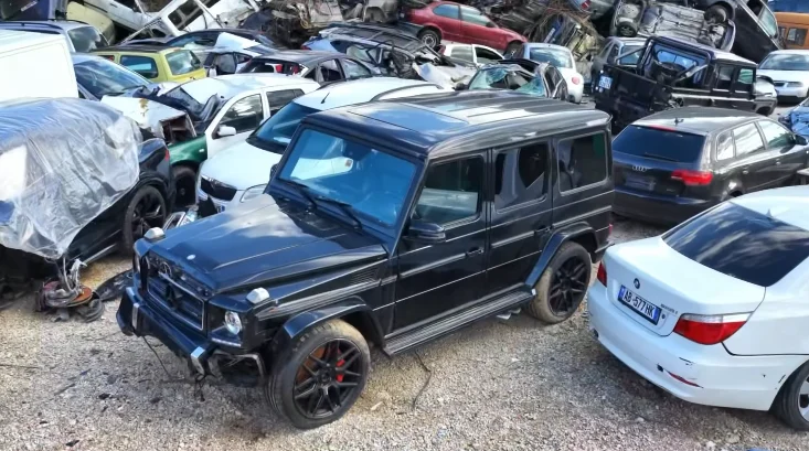 Lirohen hapësirat publike të zaptuara nga “varrezat” e automjeteve, Rama publikon videon