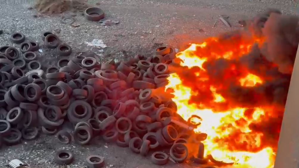 Digjen dhjetëra goma poshtë urës së Milotit, re tymi mbulojnë zonën