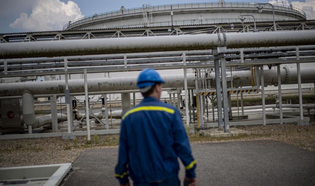 Analistët e tregjeve: Nëse lufta zgjat deri në fund të marsit, çmimi i naftës do arrijë mbi 150 dollarë për fuçi!