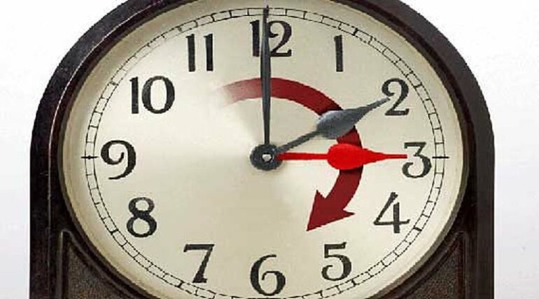 Hyn sot në fuqi ora verore, akrepat u zhvendosën 1 orë përpara