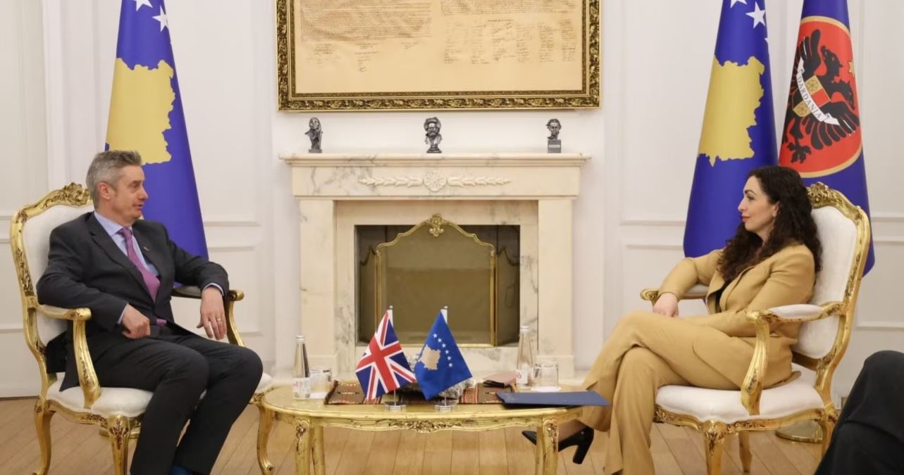 Ambasadori britanik në Prishtinë takon Osmanin: Bisedimet konstruktive, thelbësore për të gjetur zgjidhje