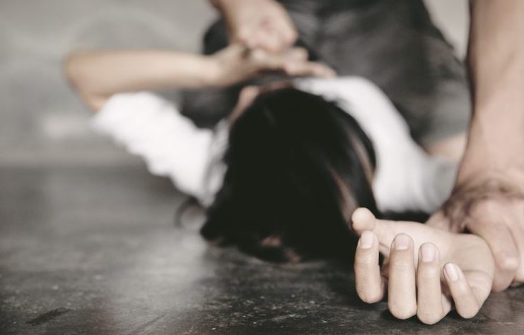 E rëndë në Greqi, 17-vjeçarja përdhunohet nga një grup djemsh dhe filmohet, arrestohen 10 persona