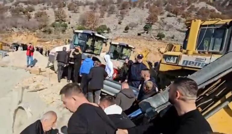 Banorët e Rrjollit prej 6 javësh në protestë kundër ndërtimit të resortit:Askush nuk ka për ta gëzuar tokën tonë! SPAK të marrë në dorë çështjen