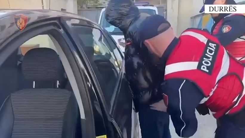 “Pasagjeri” me armë/ Kapet në Durrës 28-vjeçari që lëvizte me pistoletë, i dënuar për vrasje (VIDEO)