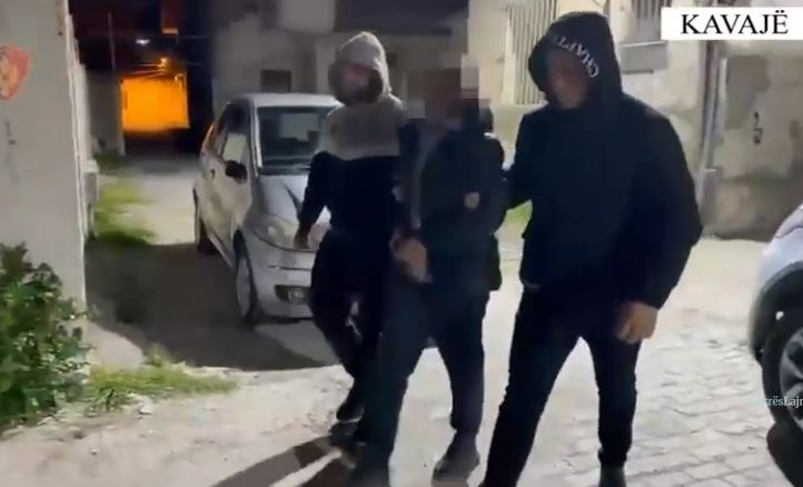 Plagosje me armë zjarri në Kavajë, autori 42-vjeçar kapet në Durrës, pranga edhe shokut që e transportoi me makinë (VIDEO)