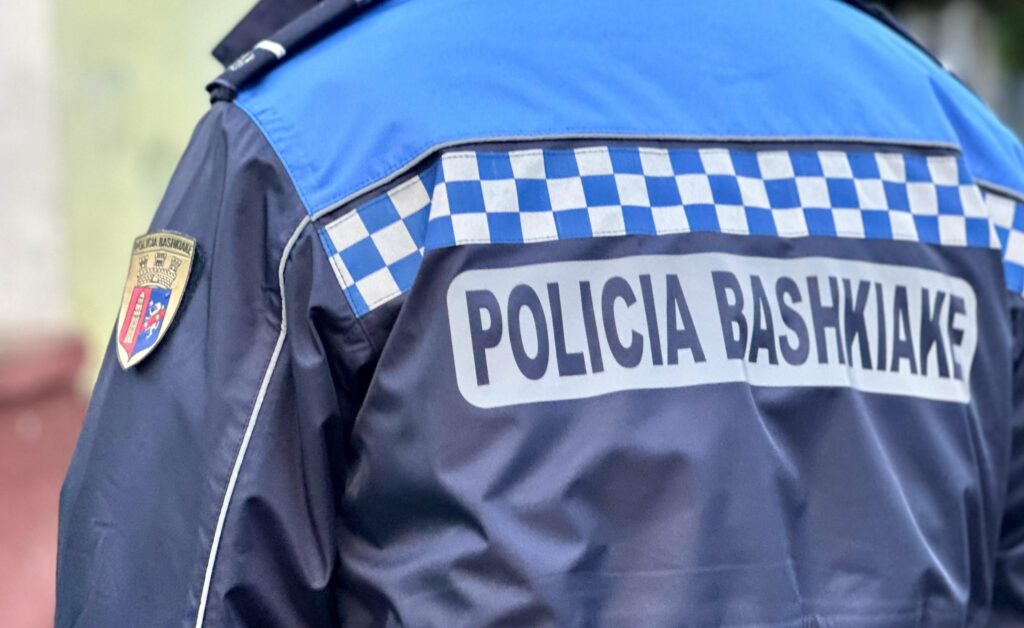 Polici bashkiak në Tiranë dhunon kolegun në zyrë