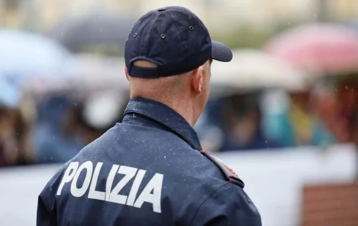 Sherr me një zyrtar brenda lokalit, e pëson shqiptari në Itali