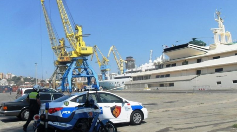 Kapet në portin e Durrësit 42-vjeçari me 5 emra, i  dënuar me burg në Itali