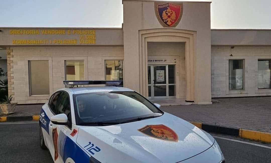 I moshuari kërcënon me thikë gruan dhe familjarët e tij