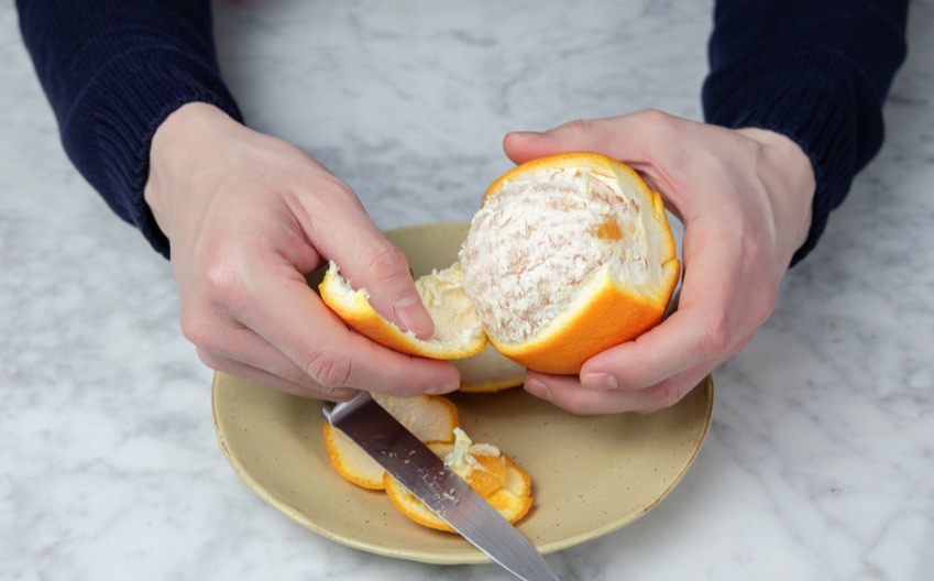 A duhet ta hani shtresën e bardhë të një portokalli? Nutricionistët zbulojnë se çfarë përmban ajo