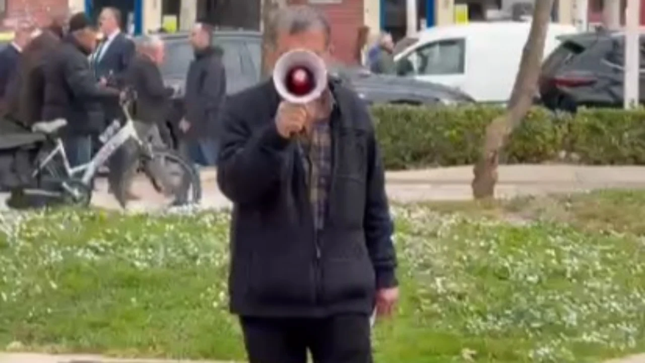 Revolta e pensionistit me megafon në dorë para Kuvendit: Ju na vidhni kafshatën e gojës….