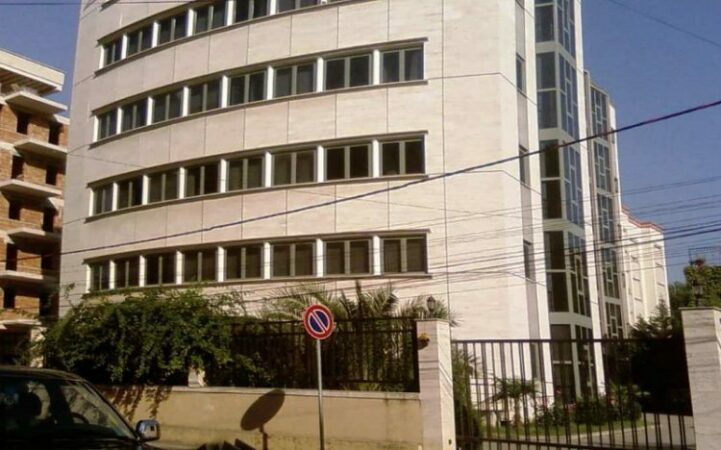 Lejuan ndërtim pa leje dhe nuk morën masa ligjore, Prokuroria Tiranë kërkon masa sigurimi për kryeinspektorin dhe juristin e IMT-së