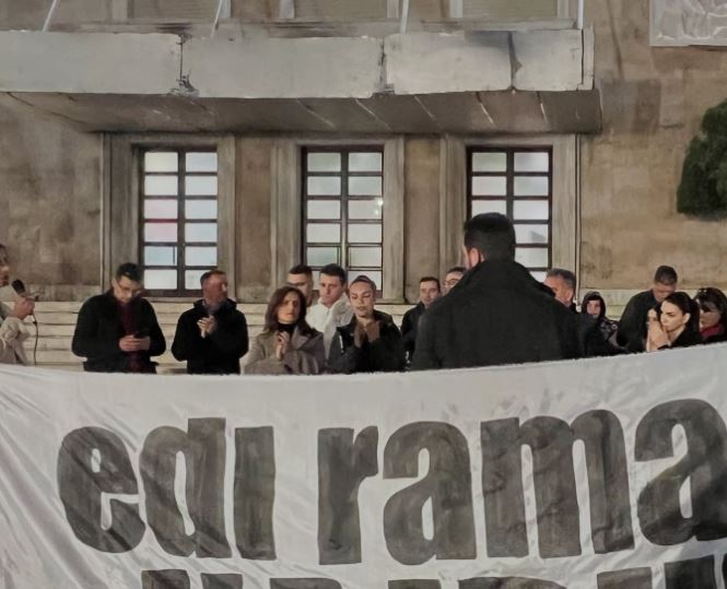 “Sheshi u lirua”- Pas 108 ditësh qëndresë, Adriatik Lapajt mbyll protestën para Kryeministrisë