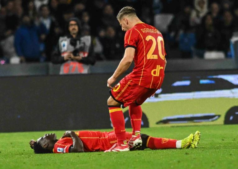 Panik në Serinë A, lojtari bie pa ndjenja në fushë