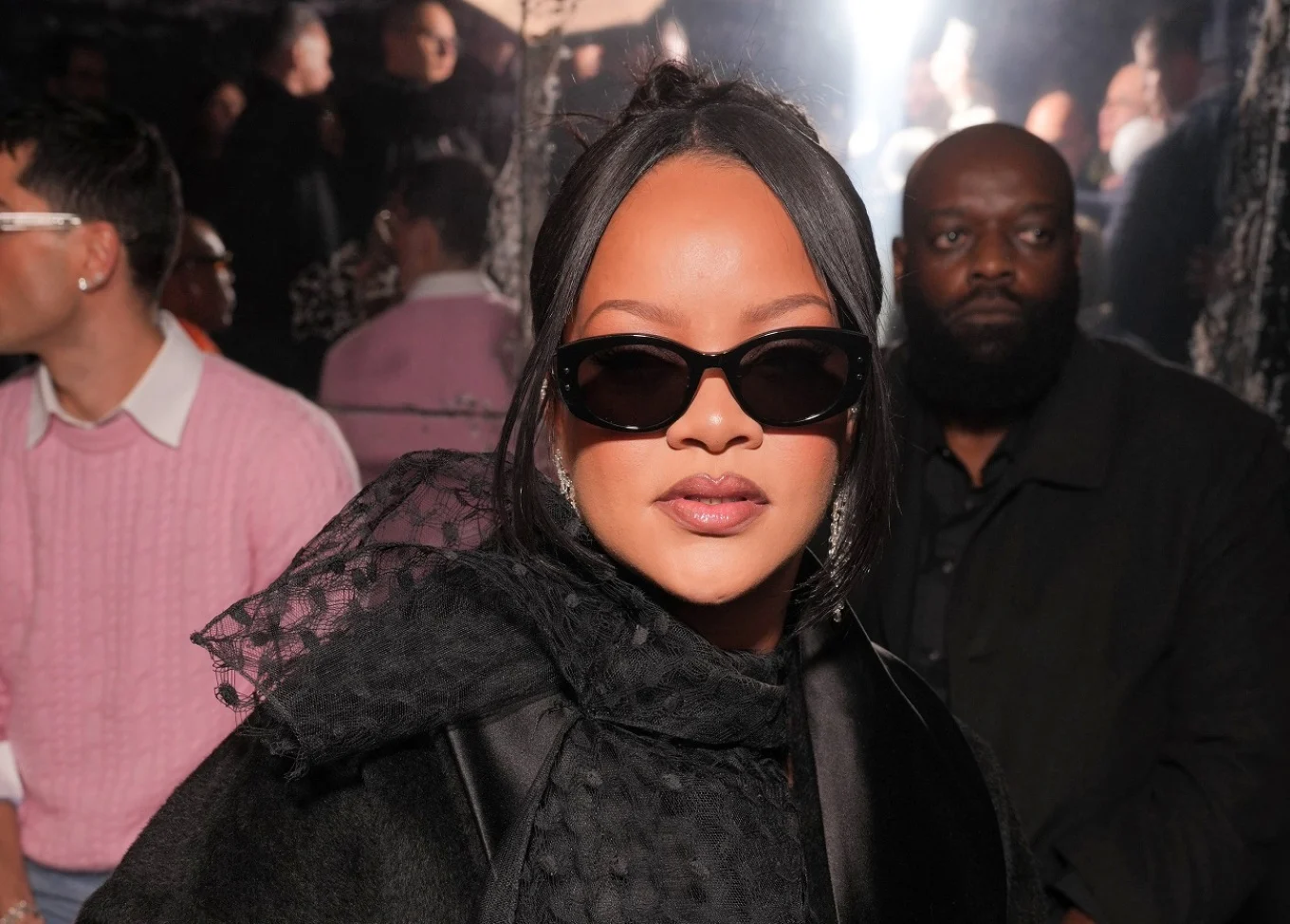 Të shtëna me armë jashtë shtëpisë së Rihannës në Beverly Hills, arrestohet një grua