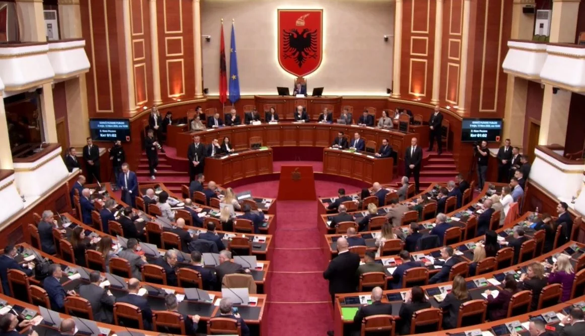 Nis seanca plenare/ Opozita me pankarta në sallë, jashtë protestë, mazhoranca pritet të rrëzojë kërkesën e SPAK për arrestimin e Ballukut