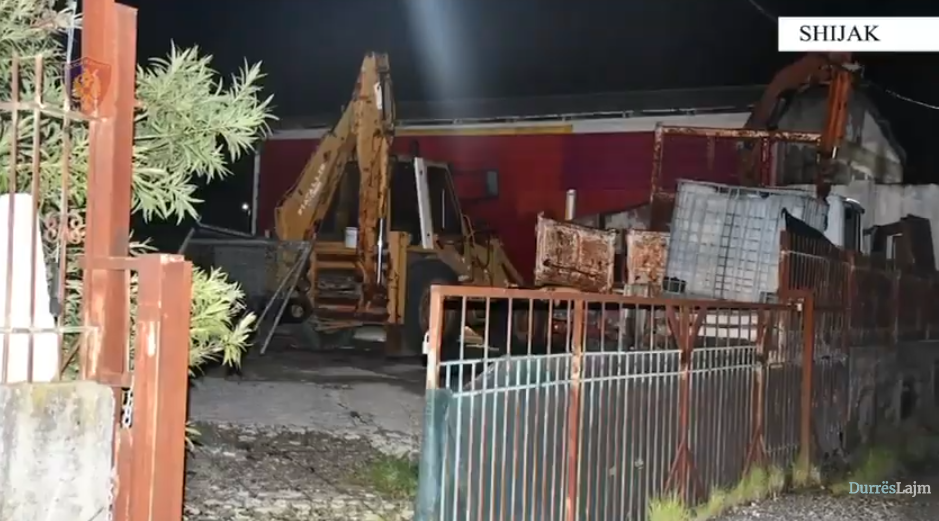 Zbulohet në Shijak një magazinë e përshtatur për kultivimin e bimëve narkotike, në pranga 4 shtetas, mes tyre një punonjës i OSHEE (VIDEO)