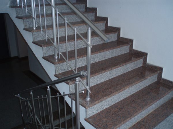 Burri në Durrës rrëzohet nga shkallët e banesës, përfundon tek Trauma