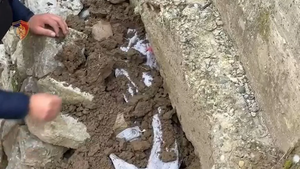 Armë zjarri, municion luftarak dhe drogë, arrestohen tre të rinj në Shkodër, si u zbuluan nga policia