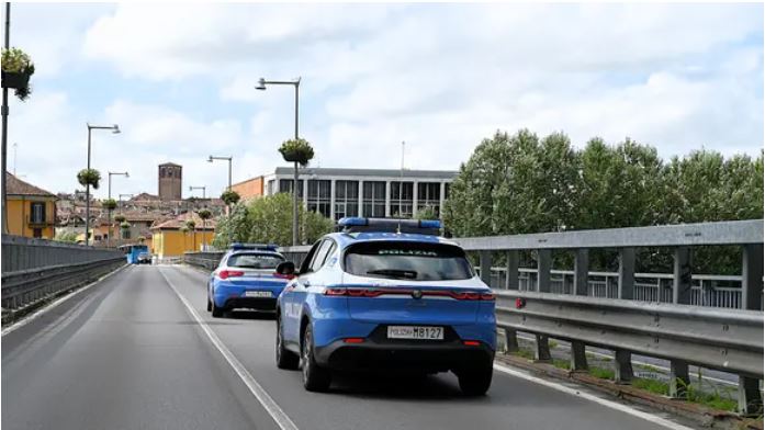 I kërkuar në gjysmën e Evropës, shqiptari arrestohet teksa udhëtonte me makinë garash në Itali! 