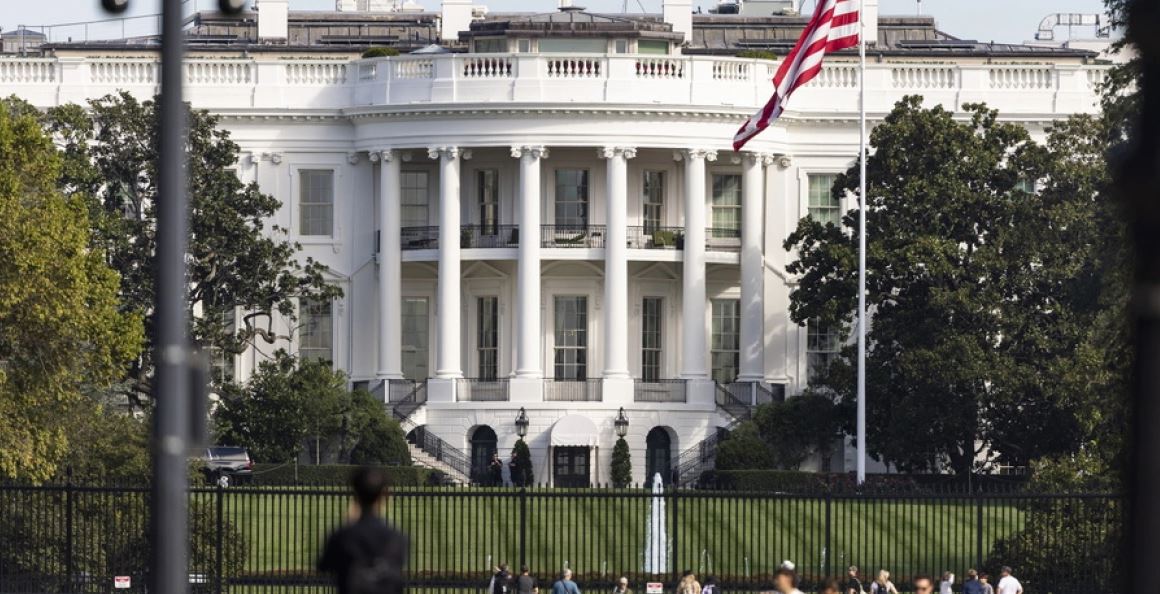 Alarm në Uashington, makina përplaset me portën e Shtëpisë së Bardhë! Arrestohet shoferi i dyshuar