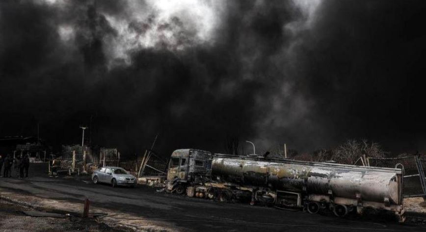 FOTOLAJM/ Pas sulmeve në depot e naftës, Teherani “pushtohet” nga tymi i zi, paralajmërohet për rreziqe shëndetësore