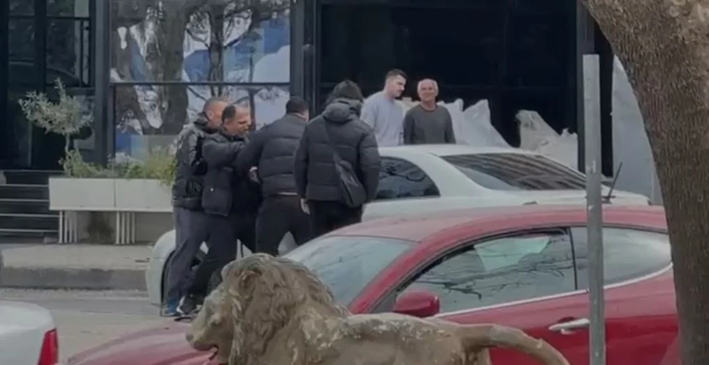 Sherr për parkimin, konflikti mes të rinjve në Ujin e Ftohtë përfundon me përplasje fizike