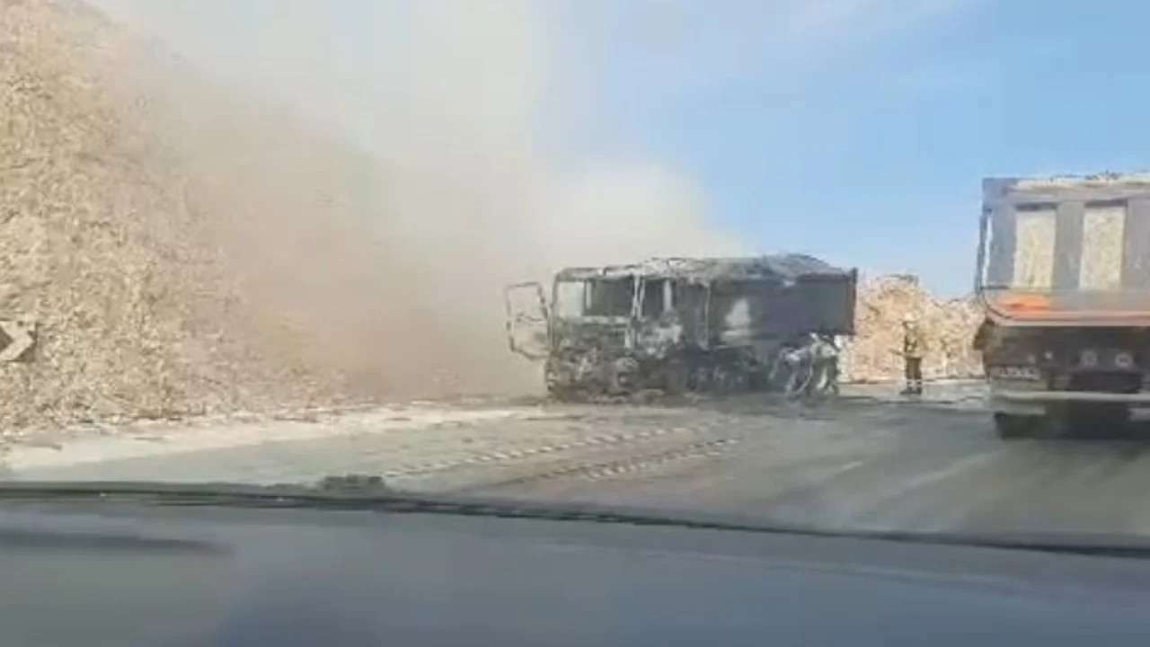 Shkrumbohet një kamion në Bypass-in e Vlorës, shpëton drejtuesi i mjetit