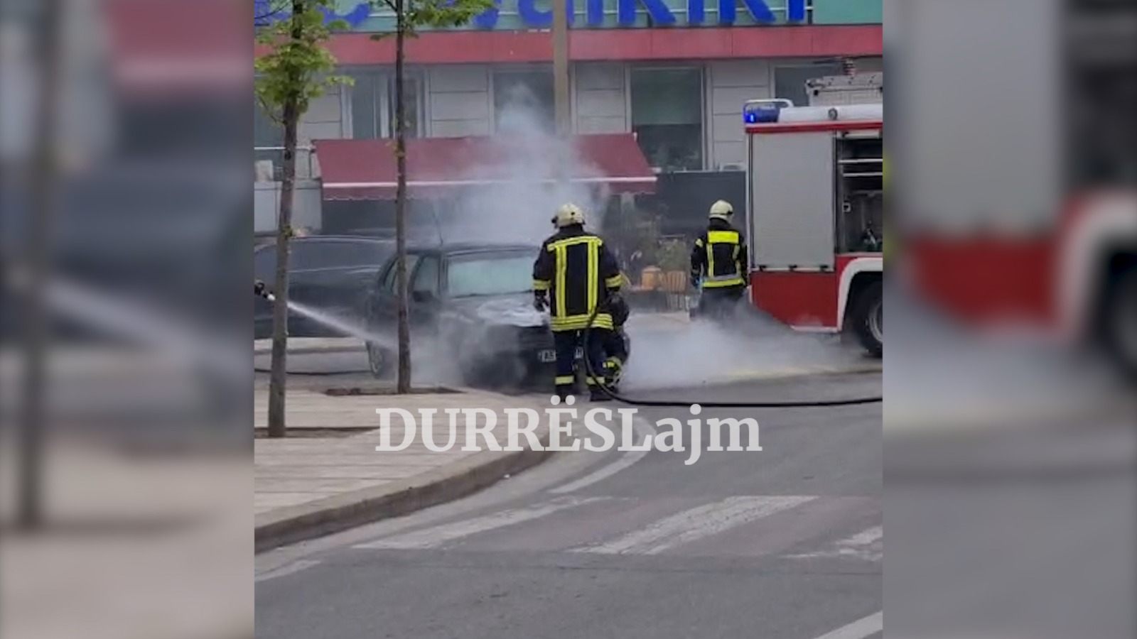 Durrës, përfshihet nga flakët një automjet në mes të qytetit (VIDEO)