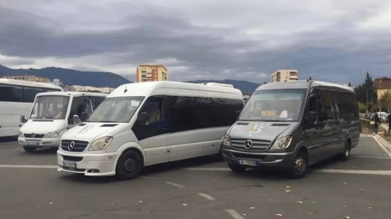 Rritja e çmimit të naftës/ Shtrenjtohen biletat për linjën Korçë-Tiranë, qytetarët duhet të paguajnë 200 lekë më shumë